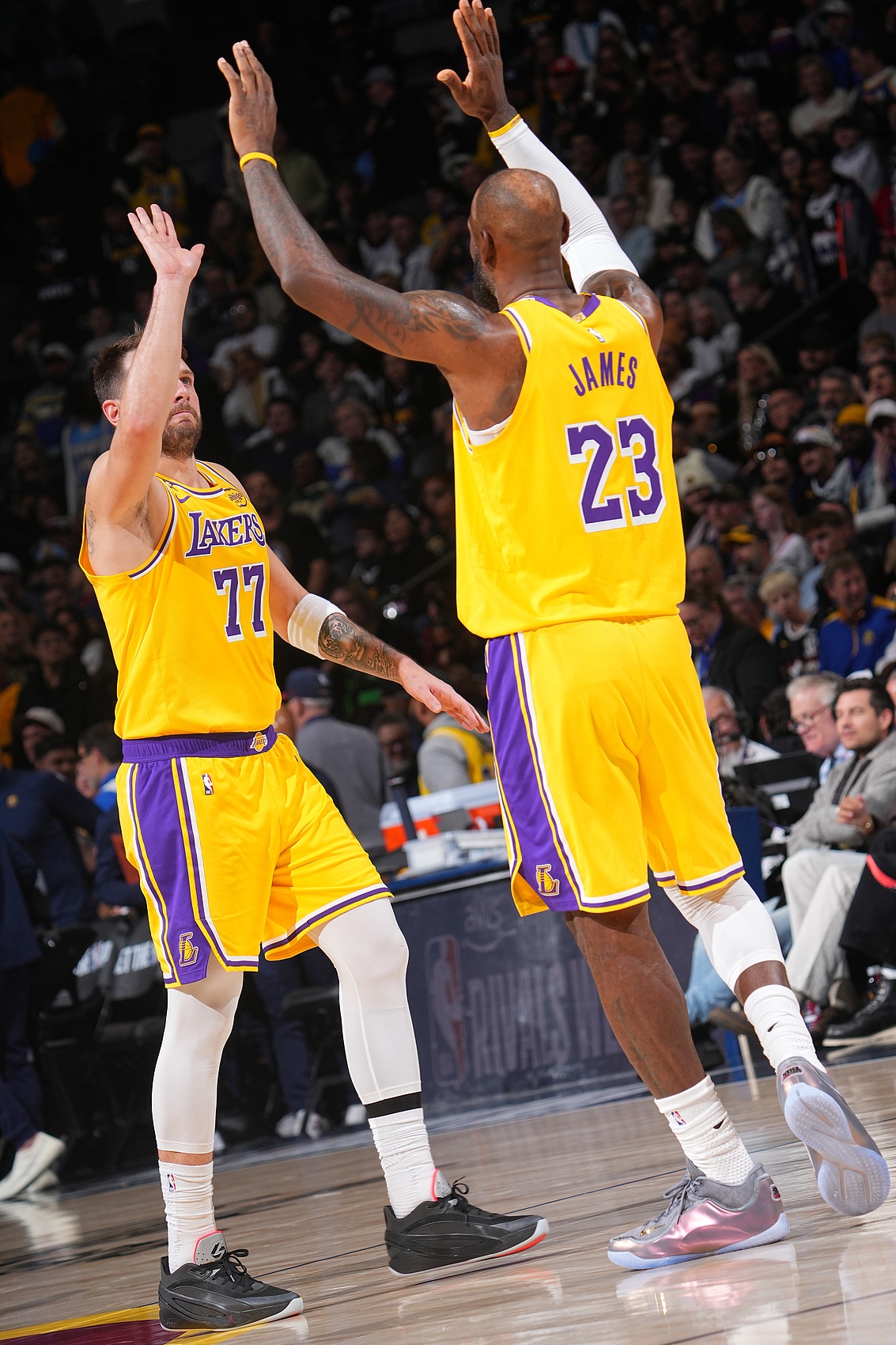 星空体育app-詹姆斯：掘金首节的三分简直投疯了 下半场我们提升了防守强度