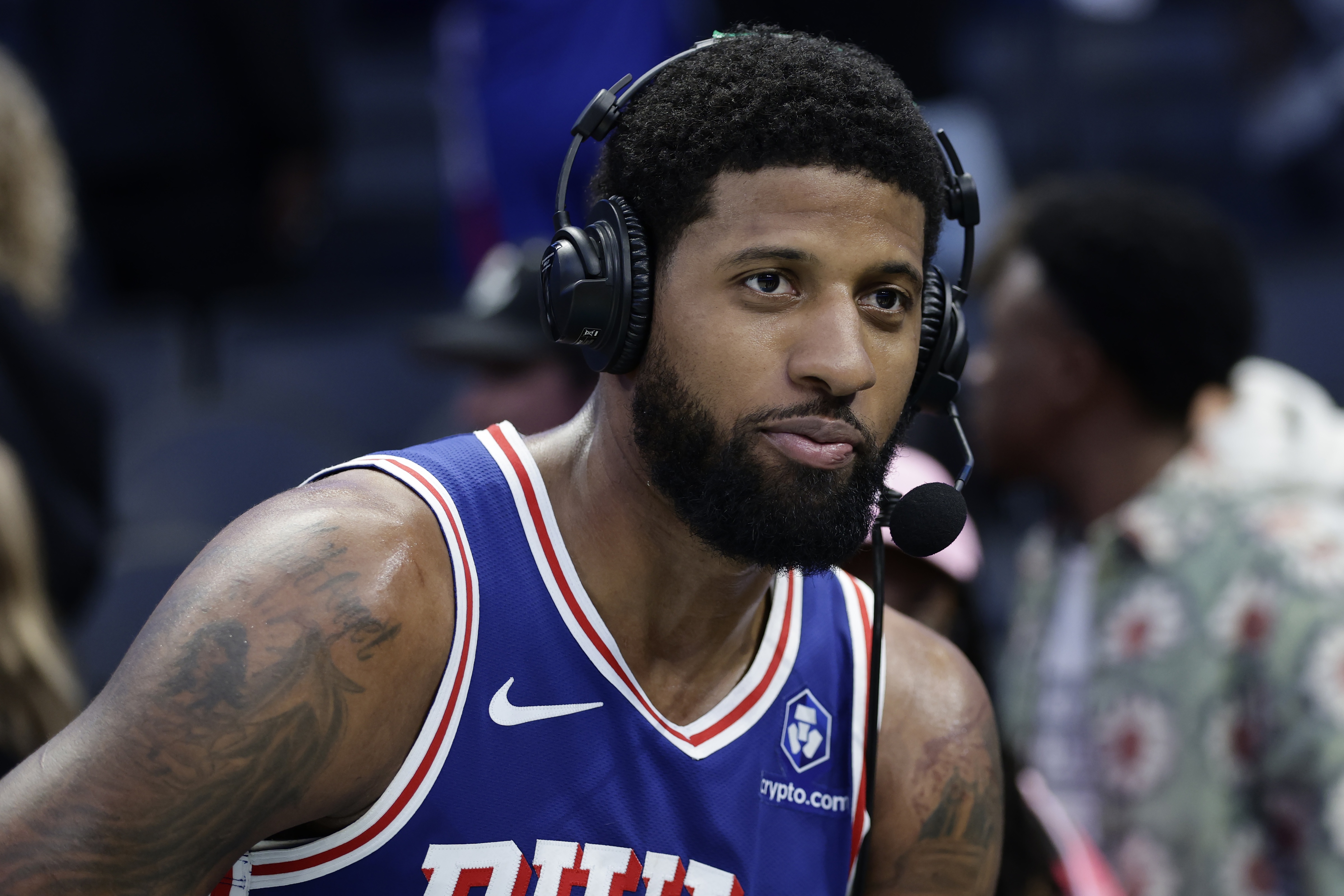 热门赛事-乔治谈76人球迷:在这里打球充满乐趣 我已完全融入其中